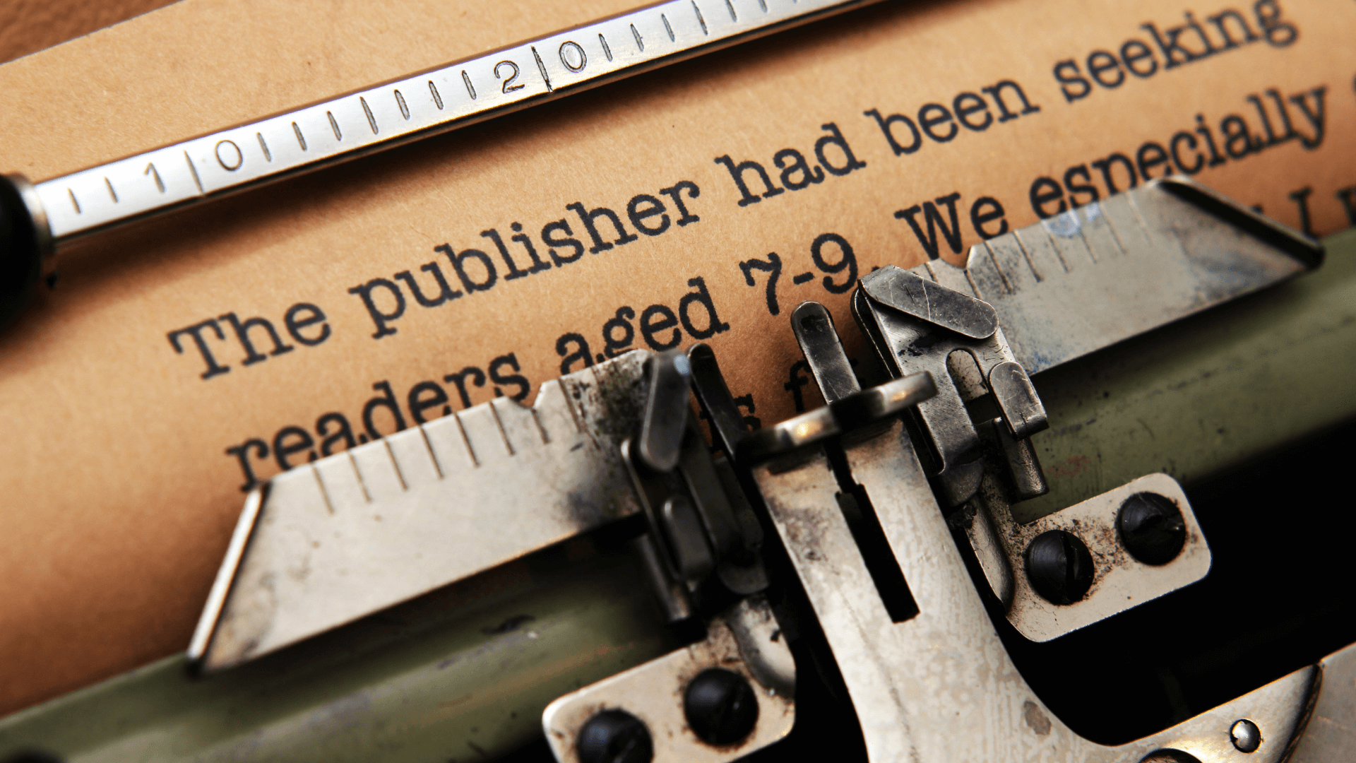 Vintage typewriter symbolizing the evolution from print to modern software for publishers in the digital era.